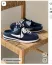 A sneaker mule trendben az a jó, hogy többféle irányba el lehet indulni. Ha valaki szereti a feltűnőbb, vaskos cipőket, választhat robusztus talpú, vastagabb kialakítású modellt. Ezek kifejezetten jól működnek leggingsszel, bővebb farmerrel vagy sportosabb ruhákkal.
Aki viszont inkább a visszafogottabb darabokat kedveli, annak érdemes karcsúbb, letisztultabb változatot keresnie. A bőr vagy velúr hatású, keskenyebb sziluettű sneaker mule sokkal elegánsabb összhatást kelt, miközben ugyanúgy megmarad a trend legfontosabb részlete: a nyitott sarok.
Így nem kell attól tartani, hogy a cipő elviszi az egész szettet. Egy egyszerűbb változat akár egy kapszulagardróbban is könnyen helyet kaphat.
A sneaker mule trendben az a jó, hogy többféle irányba el lehet indulni. Ha valaki szereti a feltűnőbb, vaskos cipőket, választhat robusztus talpú, vastagabb kialakítású modellt. Ezek kifejezetten jól működnek leggingsszel, bővebb farmerrel vagy sportosabb ruhákkal.
Aki viszont inkább a visszafogottabb darabokat kedveli, annak érdemes karcsúbb, letisztultabb változatot keresnie. A bőr vagy velúr hatású, keskenyebb sziluettű sneaker mule sokkal elegánsabb összhatást kelt, miközben ugyanúgy megmarad a trend legfontosabb részlete: a nyitott sarok.
Így nem kell attól tartani, hogy a cipő elviszi az egész szettet. Egy egyszerűbb változat akár egy kapszulagardróbban is könnyen helyet kaphat.