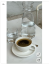 A koffein azért nem teljesen ártatlan
Attól még, hogy a kávé hidratál, a koffein valóban vízhajtó hatású. A szakértők szerint nagyobb mennyiségű koffein rövid távon fokozhatja a vizeletürítést, különösen azoknál, akik nem szoktak hozzá rendszeresen a koffeinhez. A Real Simple által idézett szakértő szerint napi 250 milligramm feletti koffeinbevitel, ami nagyjából két csésze kávénak felelhet meg a kávé erősségétől függően, egyes embereknél már növelheti rövid távon a vizelet mennyiségét. Ez azonban önmagában még nem jelenti azt, hogy kiszáradunk. A mennyiség mellett az egyéni tolerancia is számít. Ha valaki ritkán fogyaszt koffeint, sokkal erősebben érezheti annak hatását, mint az, aki minden nap kávézik. Ezért nem az a cél, hogy a kávét teljesen kiiktassuk, hanem hogy mellette megfelelő mennyiségű folyadékot is fogyasszunk.
A koffein azért nem teljesen ártatlan
Attól még, hogy a kávé hidratál, a koffein valóban vízhajtó hatású. A szakértők szerint nagyobb mennyiségű koffein rövid távon fokozhatja a vizeletürítést, különösen azoknál, akik nem szoktak hozzá rendszeresen a koffeinhez. A Real Simple által idézett szakértő szerint napi 250 milligramm feletti koffeinbevitel, ami nagyjából két csésze kávénak felelhet meg a kávé erősségétől függően, egyes embereknél már növelheti rövid távon a vizelet mennyiségét. Ez azonban önmagában még nem jelenti azt, hogy kiszáradunk. A mennyiség mellett az egyéni tolerancia is számít. Ha valaki ritkán fogyaszt koffeint, sokkal erősebben érezheti annak hatását, mint az, aki minden nap kávézik. Ezért nem az a cél, hogy a kávét teljesen kiiktassuk, hanem hogy mellette megfelelő mennyiségű folyadékot is fogyasszunk.
