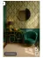 Mély színek, amelyek elegánsabbá teszik az otthonodat
Az art deco színvilágában gyakran találkozhatunk smaragdzölddel, sötétkékkel, bordóval, feketével és meleg barnákkal, amelyeket arany- vagy krémszínű részletek egészítenek ki. Ezek az árnyalatok mélységet adnak a helyiségnek, különösen akkor, ha természetes anyagokkal és megfelelő világítással párosulnak. Nem kell azonban minden falat sötétre festened: egy hangsúlyos fotel, néhány díszpárna vagy egy karakteres függöny is elegendő lehet. A modern art deco lényege, hogy a luxusérzetet ne a túlzás, hanem a jól megválasztott részletek teremtsék meg.
Mély színek, amelyek elegánsabbá teszik az otthonodat
Az art deco színvilágában gyakran találkozhatunk smaragdzölddel, sötétkékkel, bordóval, feketével és meleg barnákkal, amelyeket arany- vagy krémszínű részletek egészítenek ki. Ezek az árnyalatok mélységet adnak a helyiségnek, különösen akkor, ha természetes anyagokkal és megfelelő világítással párosulnak. Nem kell azonban minden falat sötétre festened: egy hangsúlyos fotel, néhány díszpárna vagy egy karakteres függöny is elegendő lehet. A modern art deco lényege, hogy a luxusérzetet ne a túlzás, hanem a jól megválasztott részletek teremtsék meg.