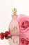 Jimmy Choo - I Want Choo With Love
Az I Want Choo With Love egy nőies és játékos kompozíció, amely a márka ikonikus Pink illatából merít ihletet. A parfümöt Amandine Clerc-Marie és Gabriela Chelariu álmodta meg, céljuk pedig egy olyan illat megalkotása volt, amely egyszerre ragyogó, magabiztos és ellenállhatatlanul csábító. A nyitányban a málna lédús frissessége találkozik a narancsvirág szirmainak finom, napfényes ragyogásával. Ehhez társul a rózsa eleganciája, a vanília krémes édessége, valamint a szantálfa és a pézsma meleg, érzéki alapja. Az összhatás kiegyensúlyozott: a gyümölcsösség élénk és vibráló, de nem túlzó, míg a mélyebb jegyek mágneses vonzerőt kölcsönöznek az illatnak. Ez a parfüm tökéletes választás azoknak, akik szeretik a málnás-virágos illatokat, de egy kifinomultabb, melegebb, nőiesebb értelmezésben keresik őket.
Jimmy Choo - I Want Choo With Love
Az I Want Choo With Love egy nőies és játékos kompozíció, amely a márka ikonikus Pink illatából merít ihletet. A parfümöt Amandine Clerc-Marie és Gabriela Chelariu álmodta meg, céljuk pedig egy olyan illat megalkotása volt, amely egyszerre ragyogó, magabiztos és ellenállhatatlanul csábító. A nyitányban a málna lédús frissessége találkozik a narancsvirág szirmainak finom, napfényes ragyogásával. Ehhez társul a rózsa eleganciája, a vanília krémes édessége, valamint a szantálfa és a pézsma meleg, érzéki alapja. Az összhatás kiegyensúlyozott: a gyümölcsösség élénk és vibráló, de nem túlzó, míg a mélyebb jegyek mágneses vonzerőt kölcsönöznek az illatnak. Ez a parfüm tökéletes választás azoknak, akik szeretik a málnás-virágos illatokat, de egy kifinomultabb, melegebb, nőiesebb értelmezésben keresik őket.