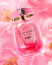 Kate Spade - New York Pop
A Kate Spade-univerzum játékos, színes és optimista világából inspirálódva ez az illat a málna nosztalgikus báját ötvözi egy friss, modern jegyválogatással. A gyümölcsös alap itt nem válik túl édeskéssé: inkább élénk, energikus és lendületes karaktert kap. Az olasz mandarin és a vérnarancs esszenciája váratlan, izgalmas citrusos csavart ad a kompozíciónak, amely rögtön felébreszti az érzékeket. Ehhez társul a kókusz krémessége, a jázmin nőies ragyogása és a fehér pézsmák puha, tiszta lecsengése. Az összhatás friss, mégis érzéki – könnyed, de nem felszínes. Ez az illat annak a kozmopolita nőnek szól, aki a játékosságot nem gyengeségnek, hanem szupererőnek tekinti. Vidám, magabiztos és stílusos választás, amely a málnás jegyet fiatalos, mégis kifinomult kontextusba helyezi.
Kate Spade - New York Pop
A Kate Spade-univerzum játékos, színes és optimista világából inspirálódva ez az illat a málna nosztalgikus báját ötvözi egy friss, modern jegyválogatással. A gyümölcsös alap itt nem válik túl édeskéssé: inkább élénk, energikus és lendületes karaktert kap. Az olasz mandarin és a vérnarancs esszenciája váratlan, izgalmas citrusos csavart ad a kompozíciónak, amely rögtön felébreszti az érzékeket. Ehhez társul a kókusz krémessége, a jázmin nőies ragyogása és a fehér pézsmák puha, tiszta lecsengése. Az összhatás friss, mégis érzéki – könnyed, de nem felszínes. Ez az illat annak a kozmopolita nőnek szól, aki a játékosságot nem gyengeségnek, hanem szupererőnek tekinti. Vidám, magabiztos és stílusos választás, amely a málnás jegyet fiatalos, mégis kifinomult kontextusba helyezi.