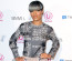 Acélszürke frufru

Keke Palmer frizurájában a sötétszürke frufru és a fekete haj közötti kontraszt igazán különleges, kéttónusú hatást hoz létre. Az acélszürke árnyalat merész választás, mégis elegánsan illeszkedik a mély fekete hajszínhez. A frufrun belül ráadásul finom színátmenet is megjelenik, amely lágyítja a karakteres tónust, és harmonikusabbá teszi az összképet. Ez a megoldás modern, játékos és kifejezetten stílusos megjelenést kölcsönöz a frizurának.
