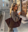 2. A puha esésű tote
A 2025-ös tavaszi kifutók egyértelműen zöld utat adtak a méretes, puha esésű tote táskáknak – többek között a Chanel, a Stella McCartney és a Valentino kollekcióiban is hangsúlyos szerepet kaptak. A túlzóan apró, már-már komikus minitáskák ideje lejárt: a mai dolgozó nő olyan kiegészítőt keres, amely lépést tart a 9-től 5-ig tartó munkanappal – és az azt követő programokkal is. Legyen szó irodai ingázásról, biciklizésről vagy városon átívelő rohanásról, a valóság az, hogy szükség van egy tágas, mindent elnyelő darabra. Egy igazán jól megválasztott slouchy tote kényelmesen elnyeli a laptopot, az ebédes dobozt, az edzőcuccot és az aktuális olvasmányodat is – miközben stílusos marad. A fazon lényege a laza struktúra: nem merev, nem túlságosan formális, mégis elegáns. A puha bőr vagy textil természetesen omlik, ami effortless, „nem próbálkozom túl keményen” hangulatot kölcsönöz az outfitnek.
2. A puha esésű tote
A 2025-ös tavaszi kifutók egyértelműen zöld utat adtak a méretes, puha esésű tote táskáknak – többek között a Chanel, a Stella McCartney és a Valentino kollekcióiban is hangsúlyos szerepet kaptak. A túlzóan apró, már-már komikus minitáskák ideje lejárt: a mai dolgozó nő olyan kiegészítőt keres, amely lépést tart a 9-től 5-ig tartó munkanappal – és az azt követő programokkal is. Legyen szó irodai ingázásról, biciklizésről vagy városon átívelő rohanásról, a valóság az, hogy szükség van egy tágas, mindent elnyelő darabra. Egy igazán jól megválasztott slouchy tote kényelmesen elnyeli a laptopot, az ebédes dobozt, az edzőcuccot és az aktuális olvasmányodat is – miközben stílusos marad. A fazon lényege a laza struktúra: nem merev, nem túlságosan formális, mégis elegáns. A puha bőr vagy textil természetesen omlik, ami effortless, „nem próbálkozom túl keményen” hangulatot kölcsönöz az outfitnek.