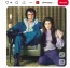 Sokan azt gondolták, hogy Elvis hűtlensége vezetett a válásukhoz, hiszen az énekes nőügyeiről rengeteg pletyka keringett Hollywoodban. Priscillát természetesen fájták ezek a történetek, különösen az, hogy Elvis gyakran nyíltan flörtölt más nőkkel. Féltékenysége egy idő után odáig jutott, hogy ő maga is viszonyt kezdett a karateedzőjével, mégsem ez lett kapcsolatuk végső töréspontja.
A valódi problémát sokkal inkább az életvitelük jelentette. Elvis éjszakai életet élt: hajnalig fennmaradt, tévézett, és elvárta, hogy felesége végig mellette legyen. Priscilla eközben már anya is volt, hiszen megszületett Lisa Marie Presley, így napközben a gyermekükről gondoskodott, éjszaka pedig Elvis igényeinek próbált megfelelni. Saját bevallása szerint úgy érezte, mintha két külön életet élne egyszerre. Egy idő után fizikailag és lelkileg is teljesen kimerült ettől az állapottól, miközben a magány és a bűntudat is egyre jobban felemésztette.
Sokan azt gondolták, hogy Elvis hűtlensége vezetett a válásukhoz, hiszen az énekes nőügyeiről rengeteg pletyka keringett Hollywoodban. Priscillát természetesen fájták ezek a történetek, különösen az, hogy Elvis gyakran nyíltan flörtölt más nőkkel. Féltékenysége egy idő után odáig jutott, hogy ő maga is viszonyt kezdett a karateedzőjével, mégsem ez lett kapcsolatuk végső töréspontja.
A valódi problémát sokkal inkább az életvitelük jelentette. Elvis éjszakai életet élt: hajnalig fennmaradt, tévézett, és elvárta, hogy felesége végig mellette legyen. Priscilla eközben már anya is volt, hiszen megszületett Lisa Marie Presley, így napközben a gyermekükről gondoskodott, éjszaka pedig Elvis igényeinek próbált megfelelni. Saját bevallása szerint úgy érezte, mintha két külön életet élne egyszerre. Egy idő után fizikailag és lelkileg is teljesen kimerült ettől az állapottól, miközben a magány és a bűntudat is egyre jobban felemésztette.