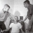 Nem minden bizarr kísérlet mögött állt rosszindulat vagy egy titkosszolgálat. 1964-ben egy 17 éves San Diegó-i diák, Randy Gardner elhatározta, hogy megdönti a leghosszabb ébrenlét rekordját egy tudományos iskolai projekt keretében. Gardner 264 órát és 25 percet (11 napot) bírt ki alvás nélkül, orvosok és kutatók szigorú felügyelete mellett. Bár a kísérlet maradandó károsodás nélkül zárult, és a fiú a rekord felállítása után 14 órát aludt egyhuzamban, megmutatta, hogy az alvásmegvonás milyen gyorsan bontja meg az emberi elme integritását.
Nem minden bizarr kísérlet mögött állt rosszindulat vagy egy titkosszolgálat. 1964-ben egy 17 éves San Diegó-i diák, Randy Gardner elhatározta, hogy megdönti a leghosszabb ébrenlét rekordját egy tudományos iskolai projekt keretében. Gardner 264 órát és 25 percet (11 napot) bírt ki alvás nélkül, orvosok és kutatók szigorú felügyelete mellett. Bár a kísérlet maradandó károsodás nélkül zárult, és a fiú a rekord felállítása után 14 órát aludt egyhuzamban, megmutatta, hogy az alvásmegvonás milyen gyorsan bontja meg az emberi elme integritását.