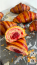 A finomított fehérlisztes péksütemények (Kakaós csiga, croissant) - A leggyorsabb és egyben a legveszélyesebb reggeli megoldás, ha munkába menet beugrunk a sarki pékségbe egy kakaós csigáért vagy croissant-ért. Ezek a termékek szinte kizárólag finomított szénhidrátokból és telített zsírokból állnak, miközben rost- és fehérjetartalmuk a nullához közelít. A szervezet rendkívül gyorsan megemészti őket, ami az egekbe löki a vércukorszintet. A test erre válaszul hatalmas inzulinfröccsöt ad, ami után a cukorszint drasztikusan leesik, te pedig délelőtt 10 órára fáradtabb leszel, mint ébredéskor.
A finomított fehérlisztes péksütemények (Kakaós csiga, croissant) - A leggyorsabb és egyben a legveszélyesebb reggeli megoldás, ha munkába menet beugrunk a sarki pékségbe egy kakaós csigáért vagy croissant-ért. Ezek a termékek szinte kizárólag finomított szénhidrátokból és telített zsírokból állnak, miközben rost- és fehérjetartalmuk a nullához közelít. A szervezet rendkívül gyorsan megemészti őket, ami az egekbe löki a vércukorszintet. A test erre válaszul hatalmas inzulinfröccsöt ad, ami után a cukorszint drasztikusan leesik, te pedig délelőtt 10 órára fáradtabb leszel, mint ébredéskor.