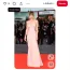 Dakota Johnson, 2015
A színésznő a letisztult elegancia iskolapéldáját mutatta be a 2015-ös Velencei Filmfesztivál vörös szőnyegén. Dakota egy gyönyörűen egyszerű, púderrózsaszín Prada ruhát viselt, amely mindenféle túlzás vagy harsány részlet nélkül is tökéletesen működött. A minimalista szabásvonal és az elegáns sziluett kiemelte természetes szépségét, miközben a finom anyagok játékossága diszkrét luxust sugárzott. Ez a megjelenés bebizonyította, hogy a divatban néha valóban az egyszerűség a legnagyobb erő – hiszen nem mindig szükséges látványos díszítés vagy drámai kiegészítő ahhoz, hogy valaki a vörös szőnyeg egyik legemlékezetesebb alakítása legyen.
Dakota Johnson, 2015
A színésznő a letisztult elegancia iskolapéldáját mutatta be a 2015-ös Velencei Filmfesztivál vörös szőnyegén. Dakota egy gyönyörűen egyszerű, púderrózsaszín Prada ruhát viselt, amely mindenféle túlzás vagy harsány részlet nélkül is tökéletesen működött. A minimalista szabásvonal és az elegáns sziluett kiemelte természetes szépségét, miközben a finom anyagok játékossága diszkrét luxust sugárzott. Ez a megjelenés bebizonyította, hogy a divatban néha valóban az egyszerűség a legnagyobb erő – hiszen nem mindig szükséges látványos díszítés vagy drámai kiegészítő ahhoz, hogy valaki a vörös szőnyeg egyik legemlékezetesebb alakítása legyen. 