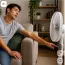 1. A hőlégfúvó-hatás: Miért forrósít tovább a ventilátor? - Amikor a szobahőmérséklet átlépi a 39 fokos lélektani határt, a ventilátor által keltett légáramlás forró sütőként kezdi fűteni a testet. Ahelyett, hogy hűtené a bőrfelszínt, a meleg levegő folyamatos zápora megakadályozza a természetes hőleadást. A Sydney-i Egyetem kutatói a JAMA Network Open folyóiratban publikált tanulmányukban kimutatták, hogy a klímakamrában tesztelt alanyok szervezete a bekapcsolt ventilátor hatására kétségbeesett védekezésbe kezdett, és a megszokott folyadékveszteség többszörösét produkálta elviselhetetlen hőségérzet mellett.
1. A hőlégfúvó-hatás: Miért forrósít tovább a ventilátor? - Amikor a szobahőmérséklet átlépi a 39 fokos lélektani határt, a ventilátor által keltett légáramlás forró sütőként kezdi fűteni a testet. Ahelyett, hogy hűtené a bőrfelszínt, a meleg levegő folyamatos zápora megakadályozza a természetes hőleadást. A Sydney-i Egyetem kutatói a JAMA Network Open folyóiratban publikált tanulmányukban kimutatták, hogy a klímakamrában tesztelt alanyok szervezete a bekapcsolt ventilátor hatására kétségbeesett védekezésbe kezdett, és a megszokott folyadékveszteség többszörösét produkálta elviselhetetlen hőségérzet mellett.