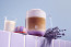 Megérkezett a Nespresso tavaszi újdonsága, az új, French Lavender Vanilla Decaffeinato ízesített kávé, ami remekül illik egy délutáni kikapcsolódáshoz: a levendula összetéveszthetetlen aromája és a lágy vanília harmonikus találkozása új távlatokat nyit a kávézásban, frissítő és egyben megnyugtató, pont mint egy ráérős tavaszi nap.

A levendula régóta a pihenés, a feltöltődés és az elegancia jelképe, amely most a kávézás világában is helyet kap. Az új, természetes koffeinmentesítési eljárással készült ízesített blend a nap bármely szakában fogyasztható élénkítő hatás nélkül, így ideális választás lehet akár egy ebéd utáni szünethez vagy az esti beszélgetések mellé.&nbsp;
&nbsp;
