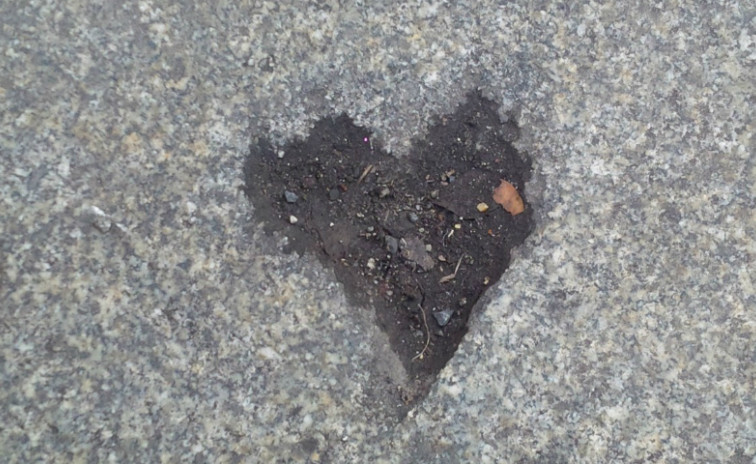 Még a járdát is szív alakban kezdte meg az idő Még a járdát is szív alakban kezdte meg az idő