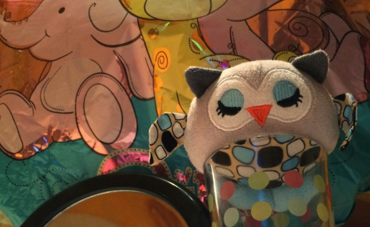 Bagoly Berta, pöttyös pohár és lufi - ezektől Lölő mindig jókedvre derül Bagoly Berta, pöttyös pohár és lufi - ezektől Lölő mindig jókedvre derül