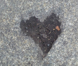 Még a járdát is szív alakban kezdte meg az idő