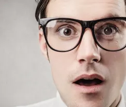 Két héttel az esküvő után sem mert meztelenre vetkőzni férje előtt a feleség: a pasas csak ekkor jött rá, valójában kit is vezetett oltár elé 