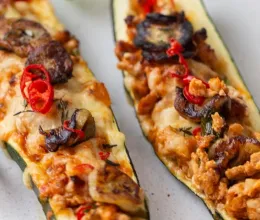 Laktató, mégsem hizlal: darált húsos cukkinihajó, a tökéletes vasárnapi ebéd! Laktató, mégsem hizlal: darált húsos cukkinihajó, a tökéletes vasárnapi ebéd!