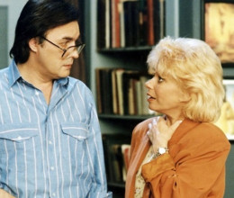 Nosztalgia a köbön: visszatér a képernyőre a 90-es évek legendás vígjátéksorozata, a Família Kft. 