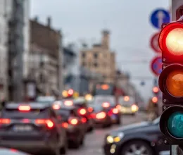 Mi az áthaladás sorrendje a képen? Még a legtapasztaltabb sofőrökön is kifog ez a KRESZ-teszt: 10-ből 8 ember elhibázza