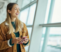 Ezt a 2 dolgot soha ne csináld a telefonoddal a reptéren - Veszélyes