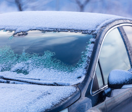 Zseniális trükk: így marad az autód szélvédője egész télen jégmentes