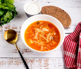 Hagyományos kelkáposztaleves virslivel