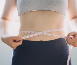 Hihetetlenül egyszerű trükk a has körüli zsír ellen – mindössze 2x2 perc