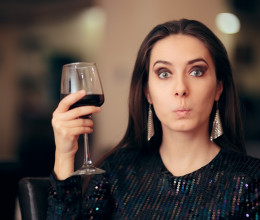 A nő rendelt magának egy pohár bort az étteremben: majdnem lefordult a székéről, amikor meglátta, milyen üzenetet hagyott neki a pincér a számlán