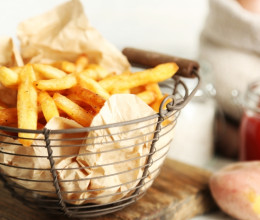 Isteni lesz a sült krumpli, ha sütés előtt ebbe áztatod: ettől a trükktől ropogós és aranybarna lesz minden falat