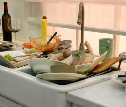 Ezért ne hagyd soha, hogy az edényeid egy éjszakán át a mosogatóban ázzanak – Komoly veszélynek teszed ki magad