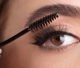 Eddig mind rosszul tudtuk: Így kell helyesen használni a szempillaspirált a hosszú és dús pillákért