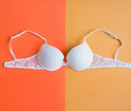 Elképesztő, hogy mit vett elő egy nő a melltartójából a boltban