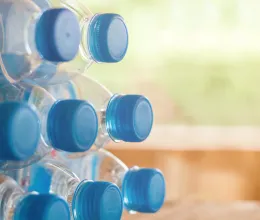 Ezzel játssza ki a betétdíjas palackokat sok magyar gyártó, itt nem kell 50 forintot fizetned