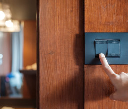 Becsekkol a család az Airbnb-be: Leesik az álluk, amikor meglátnak egy képet a falon Becsekkol a család az Airbnb-be: Leesik az álluk, amikor meglátnak egy képet a falon