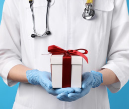 Bár a hálapénz bűncselekménynek számít Magyarországon, a törvény nyitva hagyott egy kiskaput a "bőkezű" betegek számára