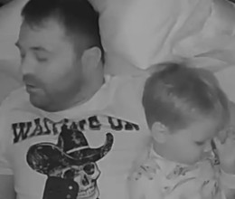 Az apa fekteti le a gyereket: Nem hiszi el az anya, amit a babakamerán lát Az apa fekteti le a gyereket: Nem hiszi el az anya, amit a babakamerán lát