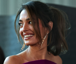 Senki sem tudta levenni a szemét Amal Clooney-ról, amikor megjelent ebben a merész miniruhában Senki sem tudta levenni a szemét Amal Clooney-ról, amikor megjelent ebben a merész miniruhában