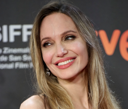 Hatalmas kivágású ruhába bújt Angelina Jolie: rég volt ilyen merész a színésznő