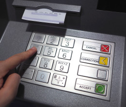 Ez történik, ha az ATM-be visszafelé írod be a PIN-kódodat