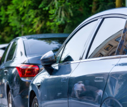 Még a saját házad előtt is megbüntethetnek, ha így parkolsz