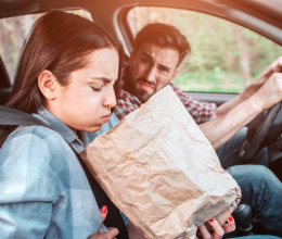 Te is mindig rosszul vagy az autóban? Akkor erre a helyre ülj – és végre vége lehet a szenvedésnek
