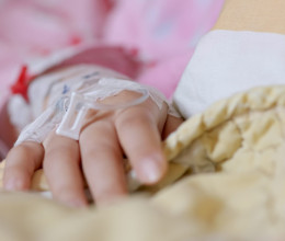 Kifutott a megérkezett csomagért a 3 éves kislány: Pár perccel később már az intenzív osztályon küzdöttek az életéért Kifutott a megérkezett csomagért a 3 éves kislány: Pár perccel később már az intenzív osztályon küzdöttek az életéért