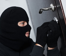 Így tudod elkerülni, hogy a halottak napi hétvégén betörjenek hozzád Így tudod elkerülni, hogy a halottak napi hétvégén betörjenek hozzád