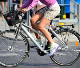 Új KRESZ szabályok: az autósok és a biciklisek sokszor egymás torkának esnek, de ennek most vége lehet Új KRESZ szabályok: az autósok és a biciklisek sokszor egymás torkának esnek, de ennek most vége lehet