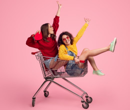 Ezzel verik most át az embereket a boltokban az influenszerek