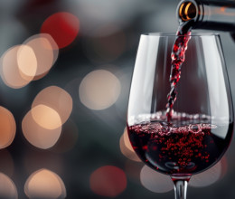 Bor helyett klóros fertőtlenítőt töltött a pultos egy vendég poharába, maradandó fogyatékosság lett a vége