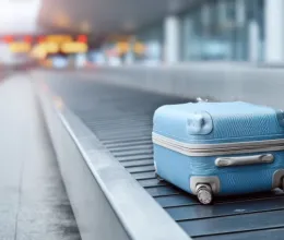 Reptéren felejtett bőröndöt vesz meg a férfi: Kifordul a gyomra, amikor kinyitja Reptéren felejtett bőröndöt vesz meg a férfi: Kifordul a gyomra, amikor kinyitja