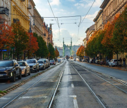 Női ámokfutót videóztak Budapesten: egy taxissal a motorháztetőn menekült a rendőrök elől a forgalomban Női ámokfutót videóztak Budapesten: egy taxissal a motorháztetőn menekült a rendőrök elől a forgalomban