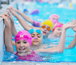 Két magyar fürdőből is hirtelen kitiltották a gyerekeket, ide már csak felnőttek járhatnak