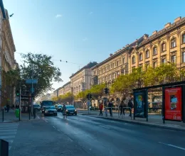 Mosolyogva pózolt a kamerának: Budapest szívében fotózták le napjaink egyik legnépszerűbb hollywoodi színésznőjét Mosolyogva pózolt a kamerának: Budapest szívében fotózták le napjaink egyik legnépszerűbb hollywoodi színésznőjét