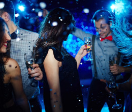 Hajmeresztő, mit szúrt ki a feleség a férje bulizós fotóján: egy másodperc alatt eldöntötte, hogy beadja a válópert