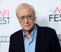 Kerekesszékben fotózták le a 92 éves Michael Caine-t: így néz ki most a kétszeres Oscar-díjas színészóriás - Fotók