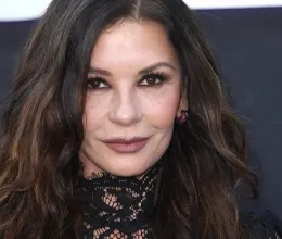 Catherine Zeta-Jones fekete csipkeruhája maga az álom: minden nő gardróbjában ott a helye egy ilyen darabnak Catherine Zeta-Jones fekete csipkeruhája maga az álom: minden nő gardróbjában ott a helye egy ilyen darabnak